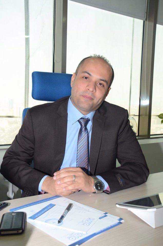 <span class="dr-prefix">دكتور</span> عمرو بداري