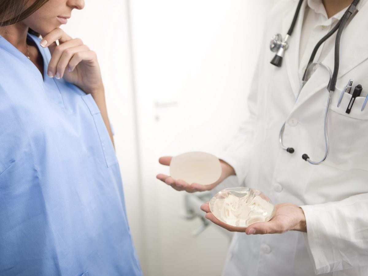 فوائد المشد بعد عملية تكبير الثدي